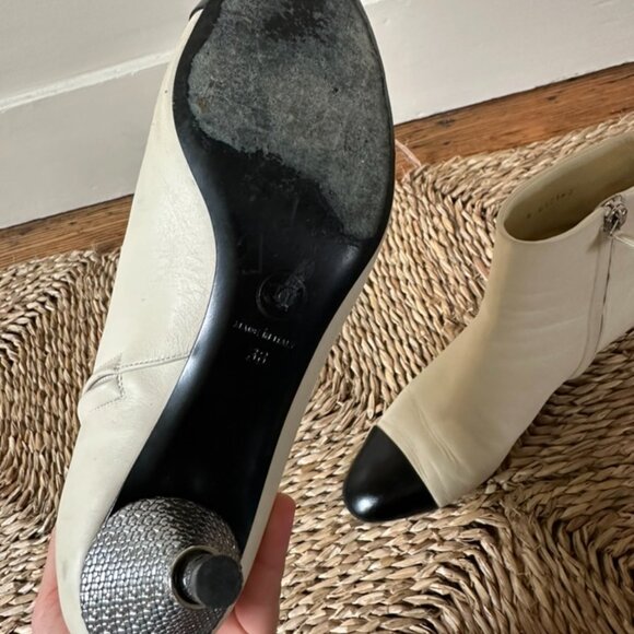 Chanel CC logo Black and White round toed boots - Picture 5 of 7